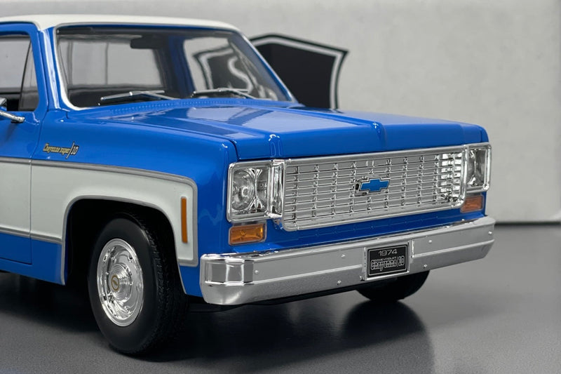 Chevrolet C10 Cheyenne Super - Blue - Maisto 1:18 Diecast – Strada