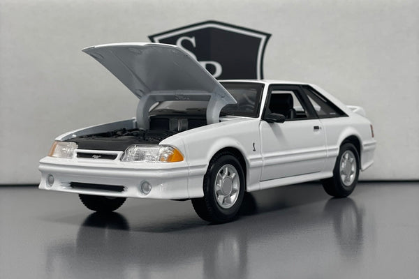 Ford Mustang SVT Cobra - Maisto 1:24 Diecast