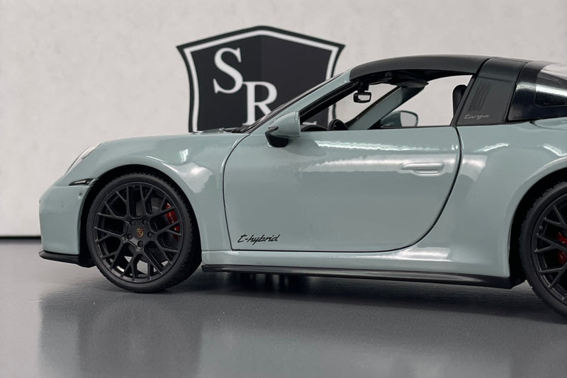 Porsche 911 Targa 4 GTS (992) - Maisto 1:18 Diecast